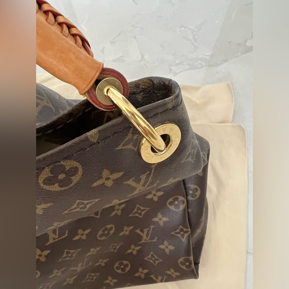Authentic Louis Vuitton Monogram Artsy Handbag - Picture 13 of 15